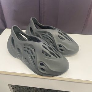 Yeezy Foam Runner Carbon